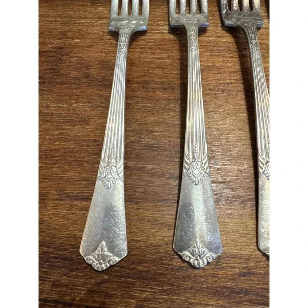Vintage 5 Dinner Forks And 6 Butter Knives  WM Rogers and Son AA IS